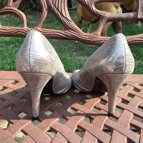 Aidrianna Papell Boutique Silver Metallic Satin Peep Toe Pump Heels Size 8.5 - Picture 5 of 10